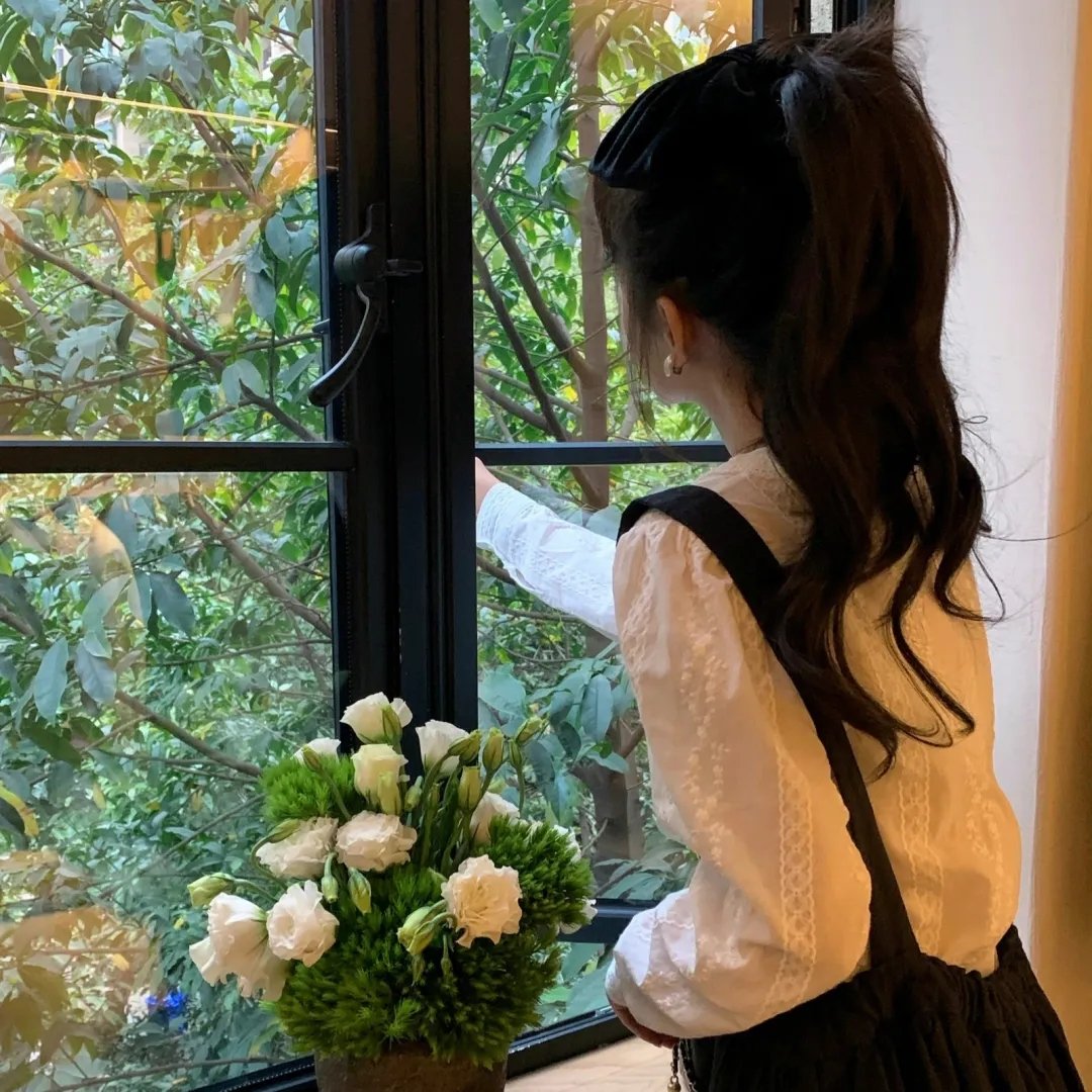 年轻女孩爱过来